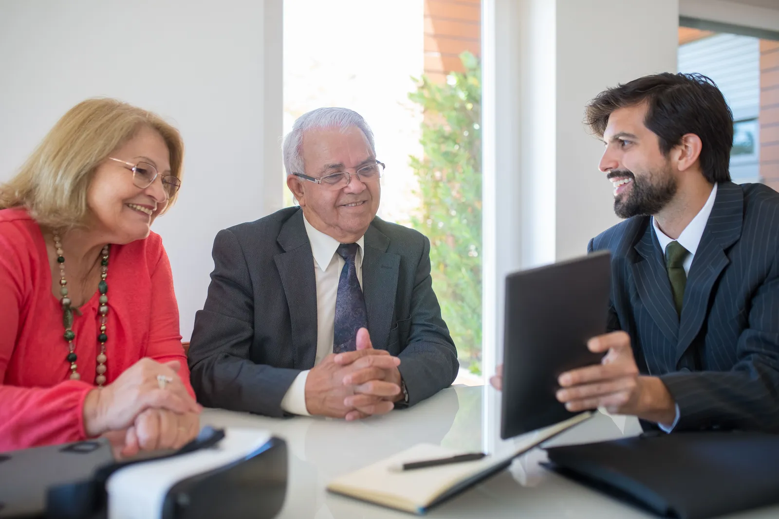 Conseiller accompagnant un couple dans son dossier MaPrimeRénov'