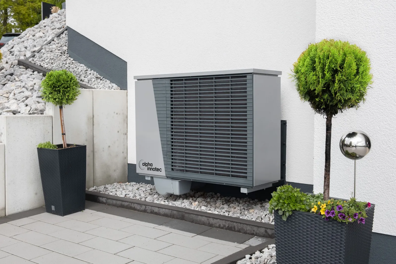 Unité extérieure d'une pompe à chaleur air-eau installée contre une façade