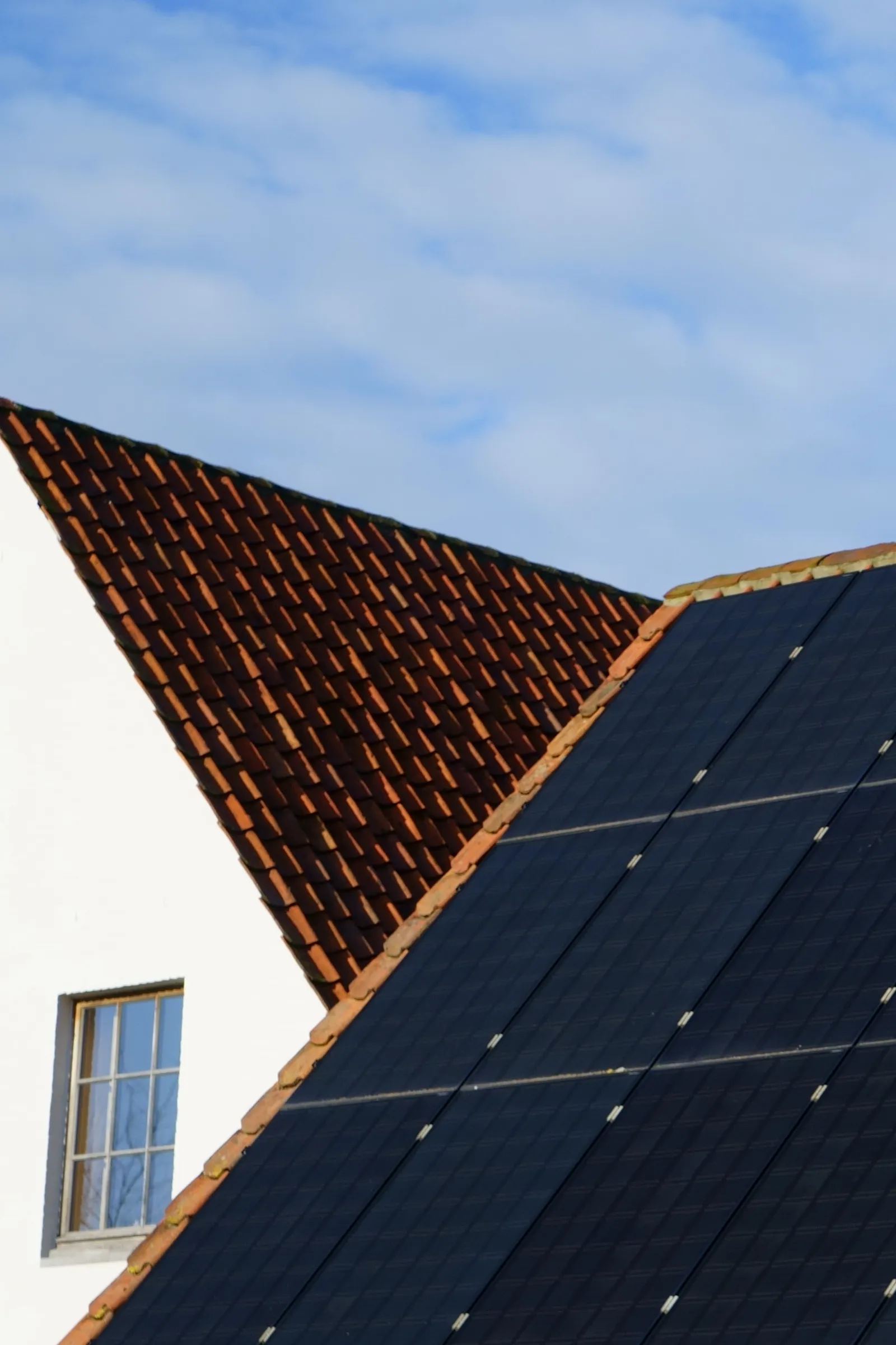 Panneaux solaires installés sur une toiture en tuiles