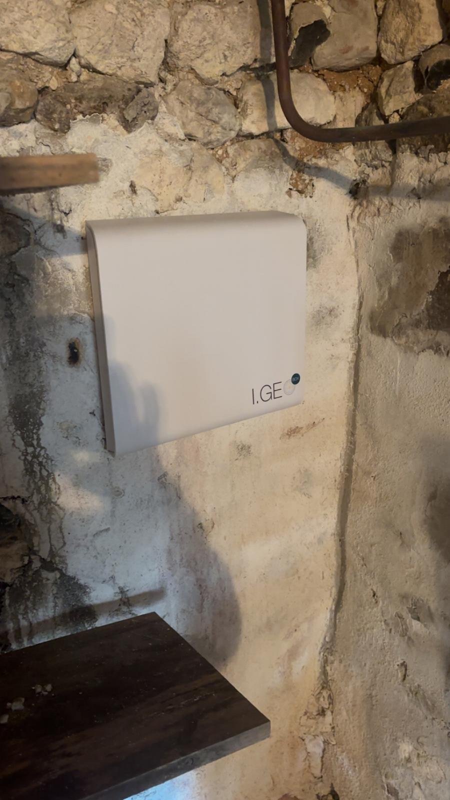 Équipement technique de ventilation installé au mur