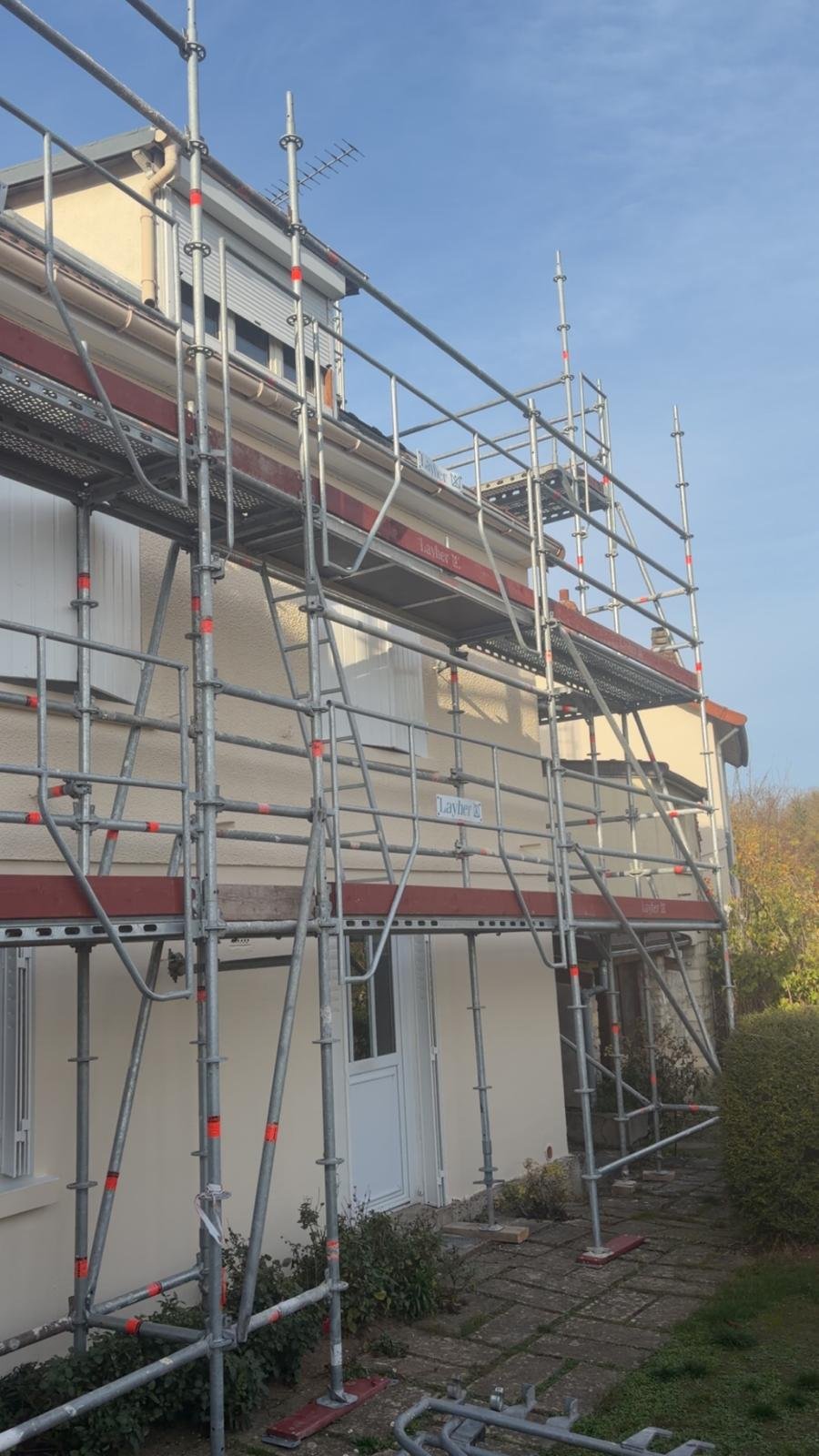 Échafaudage installé devant une façade