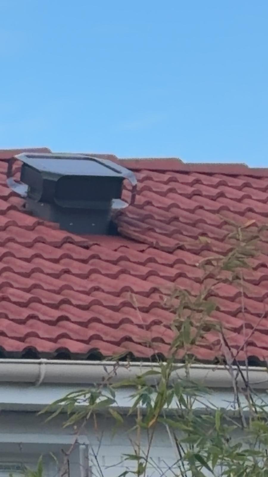Extracteur installé sur une toiture en tuiles