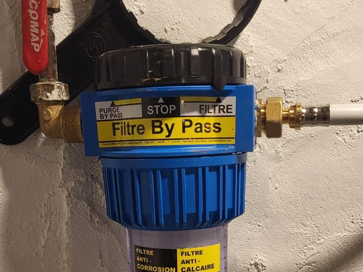 Filtre anti-calcaire et anti-corrosion installé sur une arrivée d’eau
