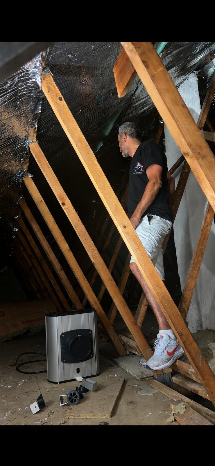 Professionnel en intervention dans les combles