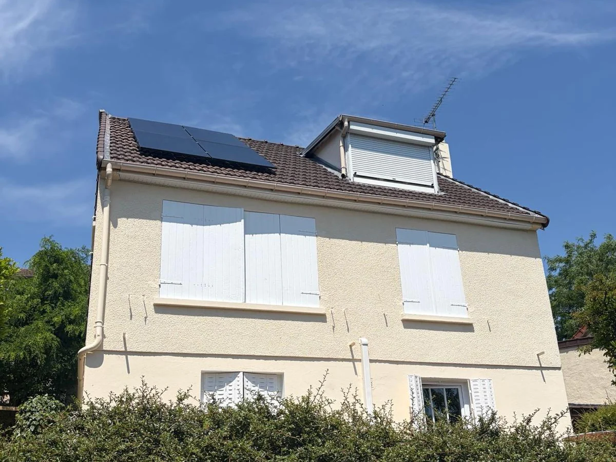 Panneaux solaires photovoltaïques installés sur la toiture d’une maison