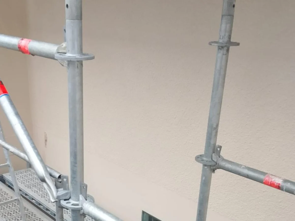 Échafaudage installé pour un chantier de ravalement de façade coordonné par CDPF