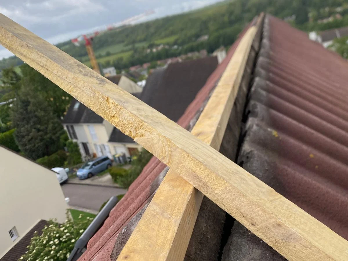 Travaux de reprise du faîtage et de ses éléments de support sur une toiture