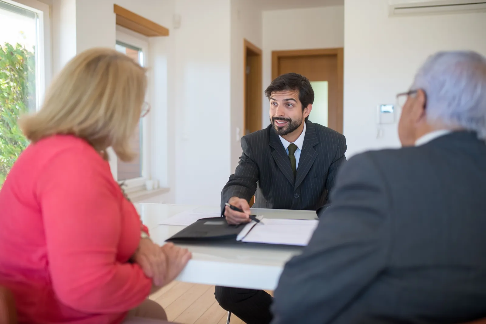 Commercial en rendez-vous avec des clients